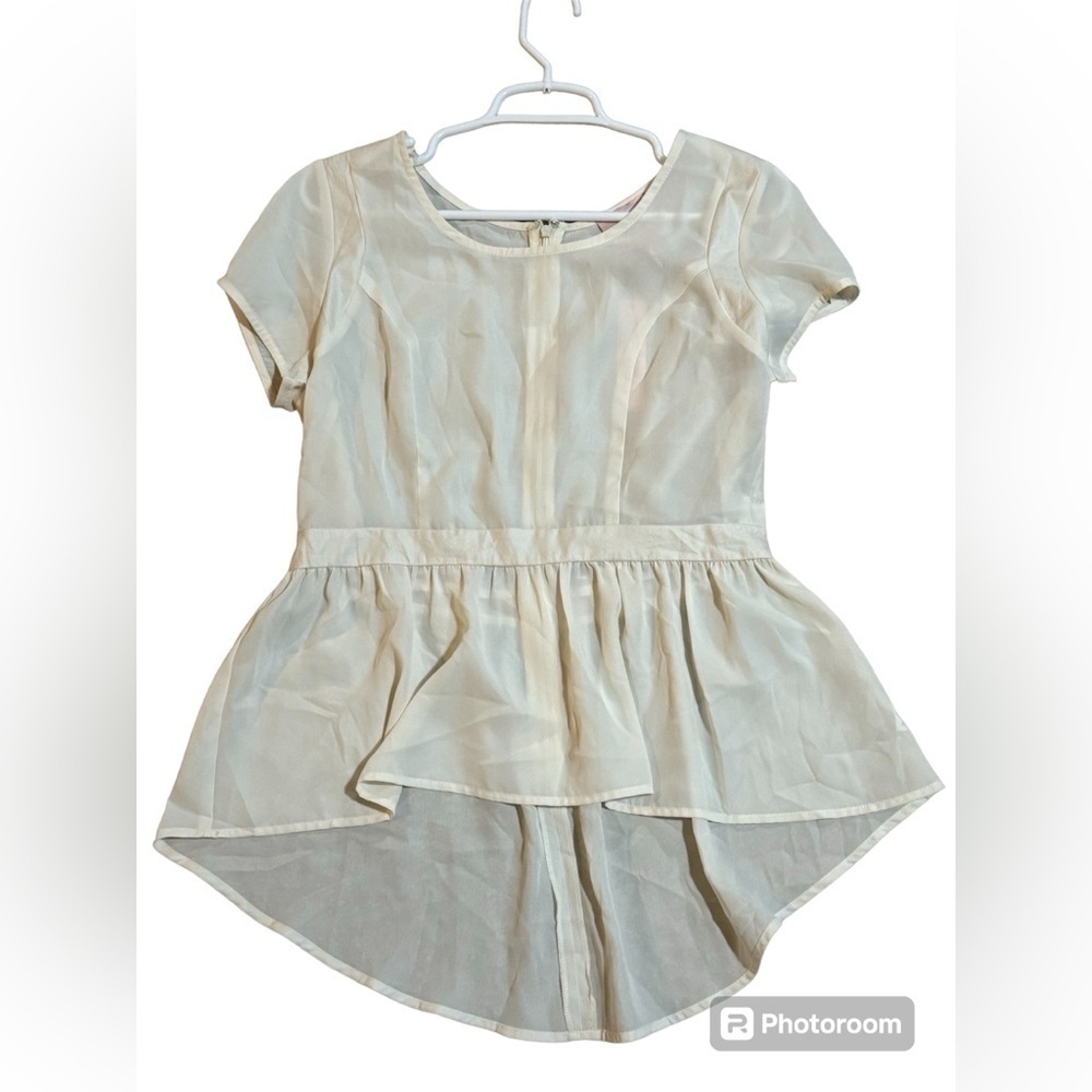 Romeo & Juliet Couture size M hi lo zipper back cream blouse